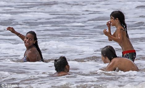 Дети Майкла Джексона отдыхают на Гавайях