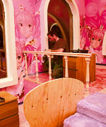 Раньше стены в комнате девочек были расписаны ромашками. Теперь помещение оформили в стиле Барби