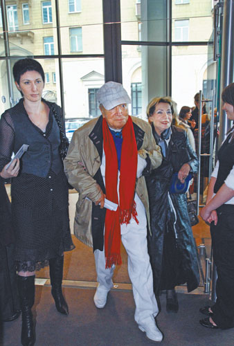 Андрей Андреевич выходил из театра, опираясь на руку супруги Зои Богуславской (справа). Фото ИТАР-ТАСС