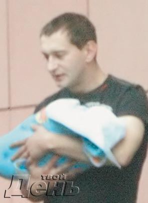 Хабенский снова остался один с ребенком на руках