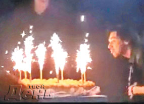 Огромные свечи на праздничном торте задували все участники конкурса
