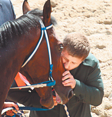 Рамзан Кадыров поцеловал коня-попедителя