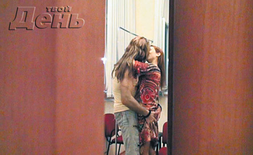 Не обращая  ни малейшего внимания  на зевак за дверью гримерки, супруги продолжали одаривать друг друга жаркими поцелуями