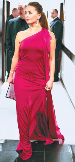 Жанна Фриске вышла в свет в новом откровенном платье