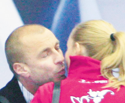 Поцелуям Жулина Таня отводит час, а потехам на льду - время