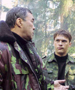 Режиссер Мурад Алиев (слева) учит Илью Оболонкова (в центре) ориентироваться в тайге