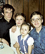 Анна Тараторкина с отцом и мамой (слева) и братом (справа)
