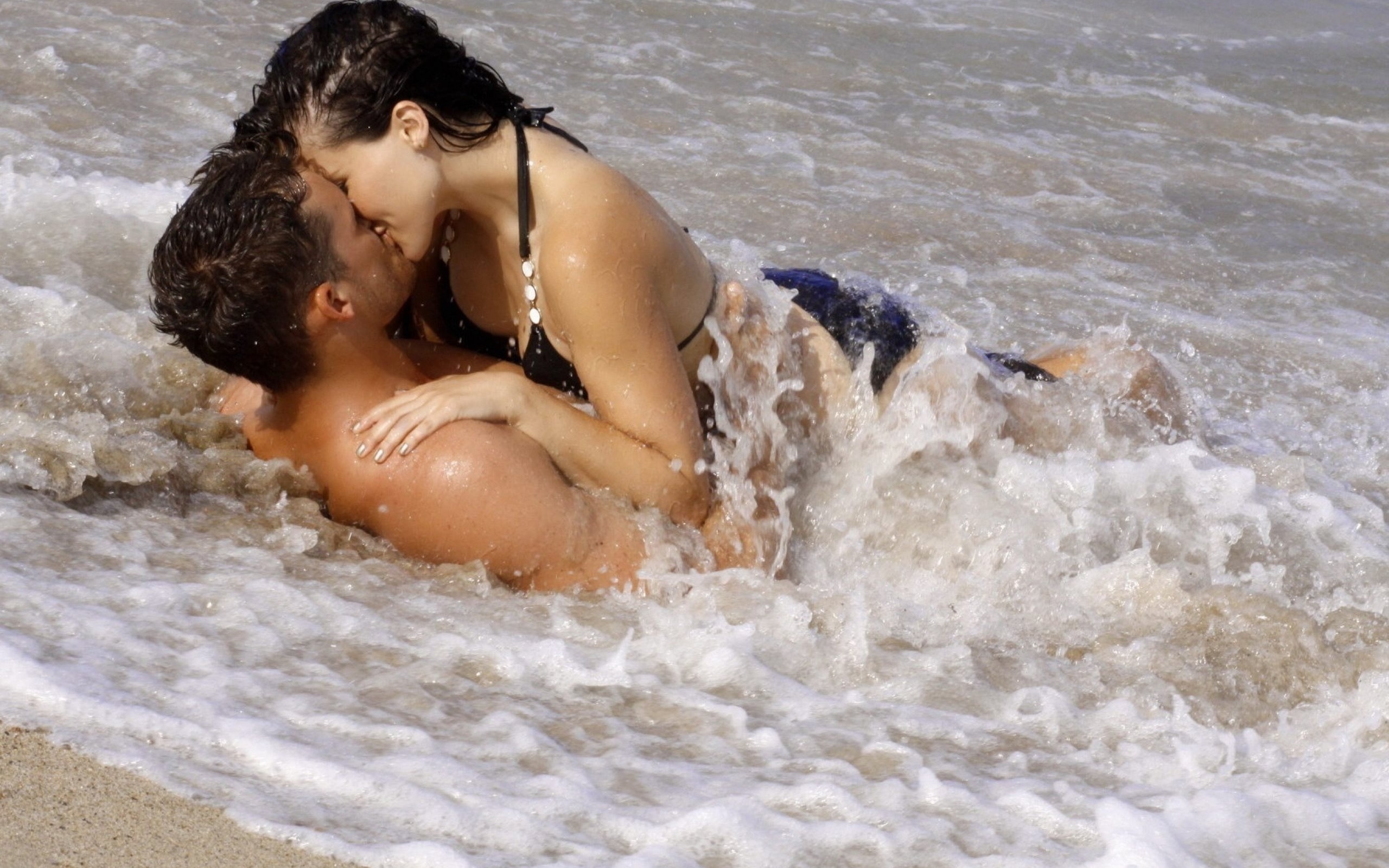 Влюблённая пара отправилась на побережье загорать и для пляжного секса