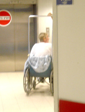 В израильской клинике Абдулов передвигается на инвалидной коляске