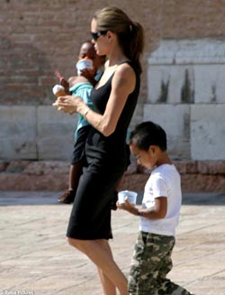 Анджелину Джоли подозревают в беременности