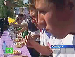 Украинец съел килограмм сала за 24 минуты (ВИДЕО)