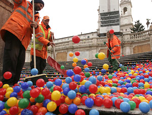 Художники утопили в шариках Испанскую лестницу в Риме