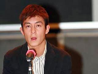 Знаменитый китайский актер покинул шоу-бизнес из-за порнофото