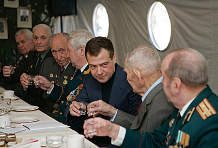 Ветеранам Сталинградской битвы удалось напоить Медведева водкой
