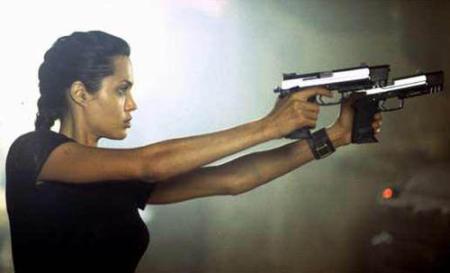 Анджелина Джоли готова к самообороне: она держит дома пистолеты и бьет локтем