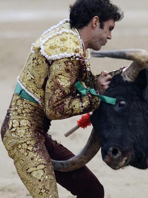 Лучшего испанского матадора по очереди забодали два быка