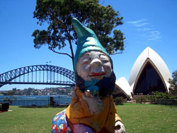 Эффект "Амели": неизвестные выкрали садового гнома и прокатили его по 12 странам