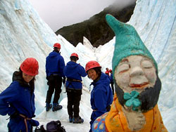 Эффект "Амели": неизвестные выкрали садового гнома и прокатили его по 12 странам