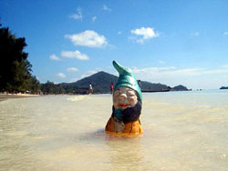 Эффект "Амели": неизвестные выкрали садового гнома и прокатили его по 12 странам