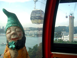 Эффект "Амели": неизвестные выкрали садового гнома и прокатили его по 12 странам