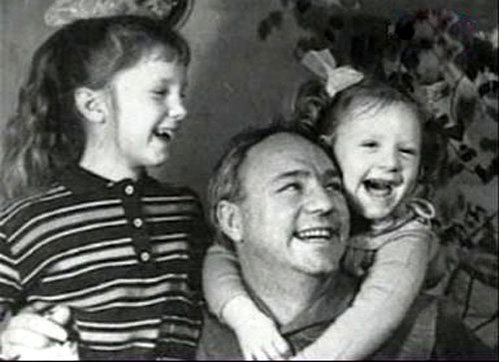 Николай РЫБНИКОВ с детьми (фото kino-teatr.ru)