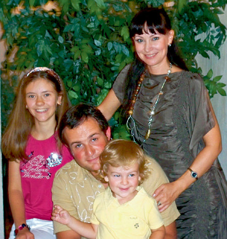 Нонна с мужем Александром, дочерью Анастасией и сыном Ильей