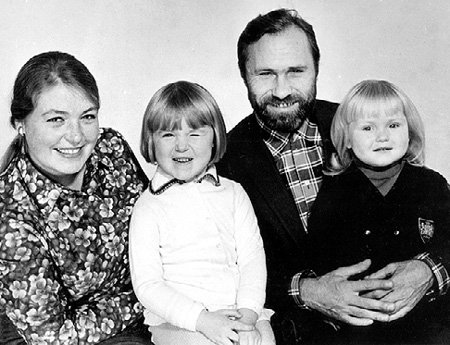 Василий ШУКШИН с супругой Лидией и дочерьми Олей и Машей