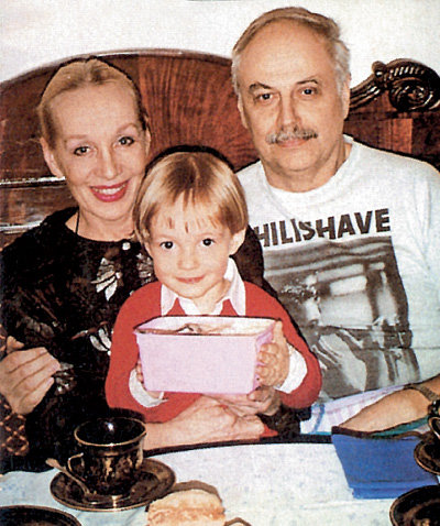 Режиссёр с женой Вандой и внуком Васей (1996 г.)