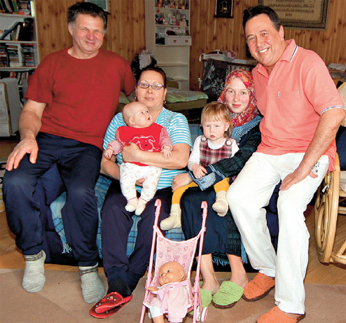 Управляться с малышками Асылбикой и Аишей Ренату Исламовичу и Светлане помогают родители молодой жены