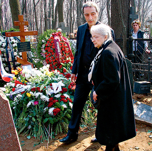 Первая жена КОЗАКОВА - Грета Ангиновна и сын Кирилл у свежей могилы