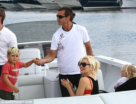 Певица едет в гости к миллиардеру вместе с мужем Гевином РОССДЕЙЛОМ.