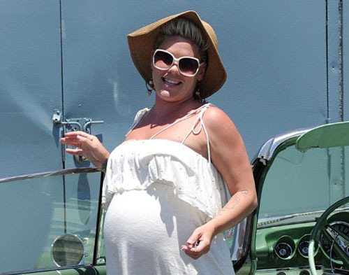За время беременности ПИНК так округлилась, что поговаривали: у певицы будет двойня. Фото: Daily Mail.