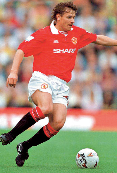 В 90-х годах он играл за один из сильнейших клубов мира «Манчестер Юнайтед»