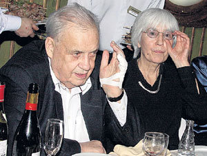 Эльдар Александрович с женой Эммой принимал гостей, несмотря на травму