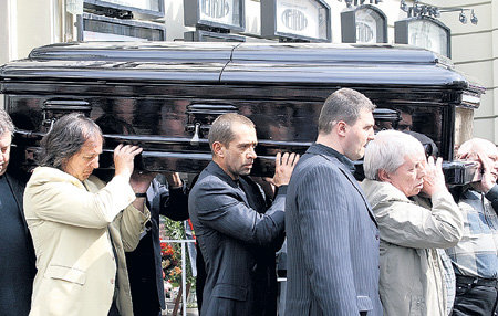 В числе друзей, несущих гроб, были Александр ИНШАКОВ и Владимир МАШКОВ