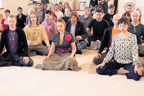 ЧЕХОВА медитирует в первом ряду, а ПОСТЕЛЬНЫЙ - в последнем