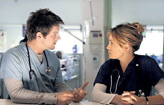 Хирургам Брюсу (Захари НАЙТОН) и Оливии (Соня УОЛГЕР) всегда есть что обсудить