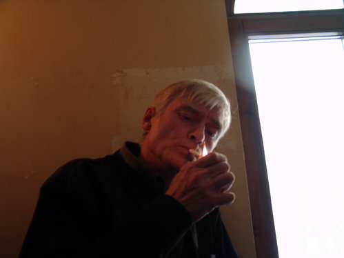 Актёр уже долгие годы не может расстаться с пагубной привычкой курить (фото Дмитрия ЛИФАНЦЕВА)