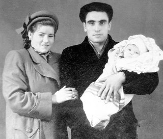 Будущая звезда экрана с родителями в Семипалатинске (1957 г.)
