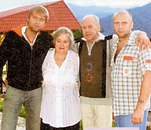 Телезвезда с мамой Галиной Григорьевной, папой Юрием Венедиктовичем и братом Дмитрием в Сочи