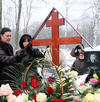 К счастью, крест, который родные установили на могиле Анны, от огня не пострадал. На фото - дочь Анны Саша с отцом.