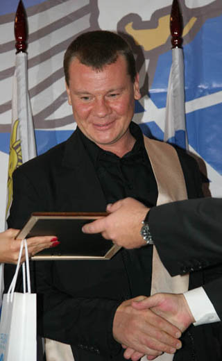 В 2007 году Владислав ГАЛКИН получил благотворительного фонда Миротворец.