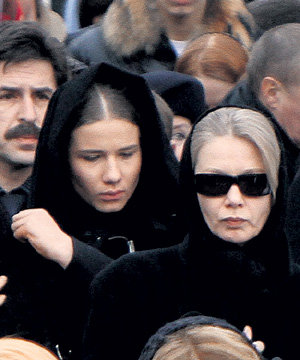 Дарью МИХАЙЛОВУ на похоронах сопровождала дочь Василиса СУХАНОВА