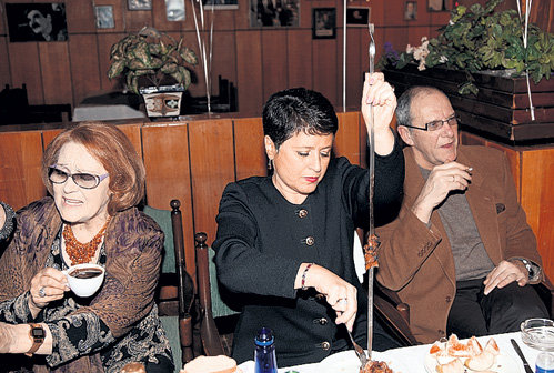 Супруга Эммануила ВИТОРГАНА Ирина (в центре) показала мужу и Татьяне КОНЮХОВОЙ, как правильно снимать шашлык с шампура