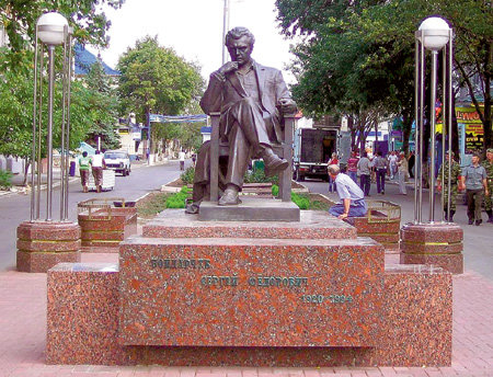 В июне 2007 года легендарному режиссёру открыли бронзовый памятник в Ейске