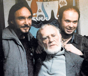 Пенсионер Эдуард РЯБОЧКИН (в центре) с членами съёмочной группы сериала