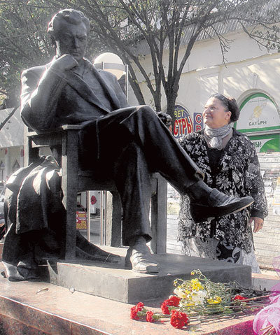 Старшая дочь возле памятника отцу в Ейске
