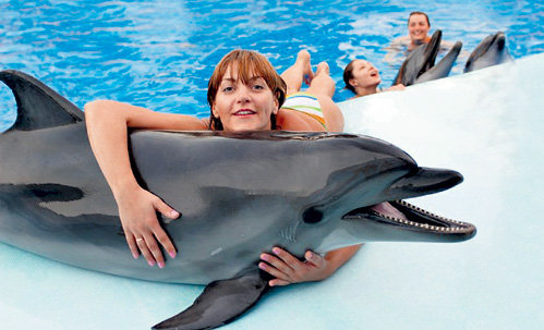 Во время отдыха в Крыму актриса побывала в дельфинарии (фото sebastopol-cinema.com.ua)