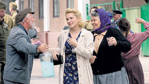 Во время съёмок Мария ПОРОШИНА (в центре) носила под сердцем дочку Аграфену