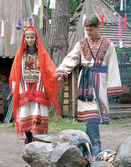 Анна (Елена КСЕНОФОНТОВА) и Глеб (Александр МАКОГОН) сыграли свадьбу в тайге